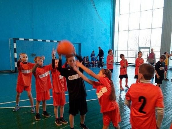 Школьники из Новогродовки заняли второе место в зональном этапе соревнований «Веселые старты»