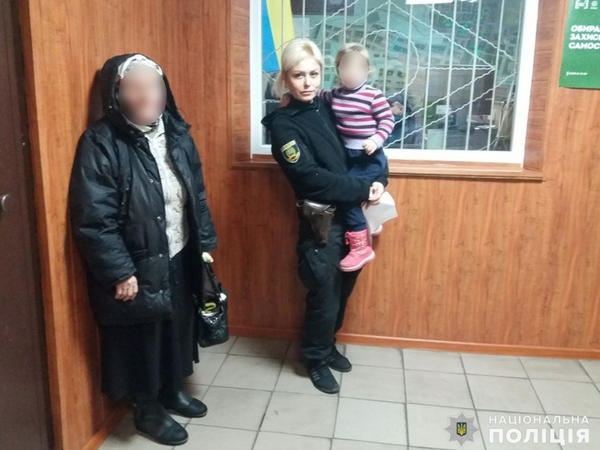 В Селидово трехлетний ребенок сам гулял по улицам города