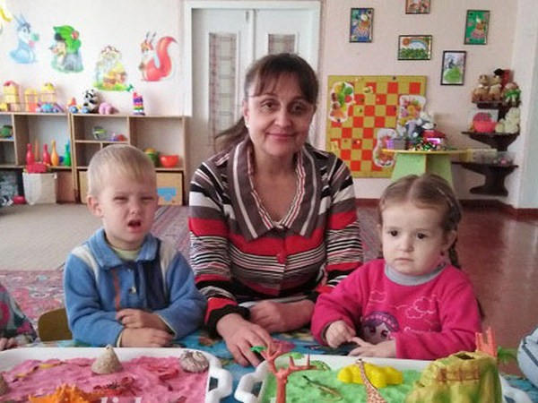 Кураховские дети учатся на песке
