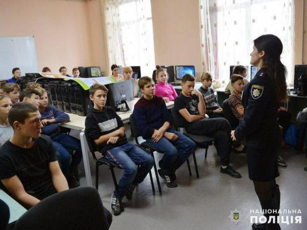 Полицейские рассказали школьникам Горняка, Гродовки и Украинска об их правах и обязанностях