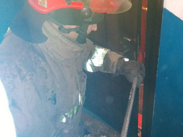 Житель Мирнограда настолько крепко спал, что двери в его квартире пришлось открывать спасателям