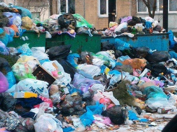 В некоторых районах оккупированного Донецка не вывозят мусор с прошлого года