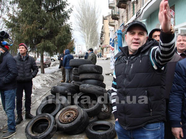 Жители Покровска принесли под горсовет шины и протестуют против плохих дорог