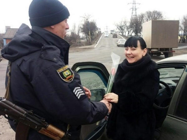 В Покровске полицейские останавливали женщин-водителей, чтобы вручить им цветы
