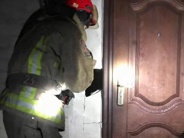 В Мирнограде спасатели освободили из заточения пожилую женщину
