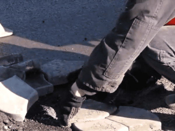 Как латают дороги в Покровске