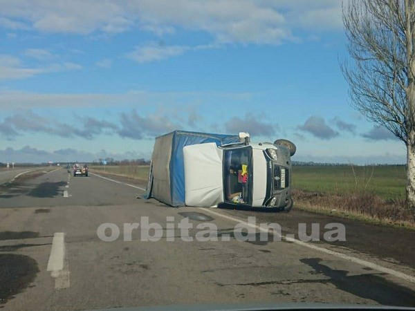 В Покровском районе перевернулся грузовик