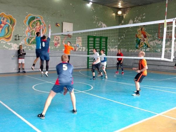 Команда из Новогродовки выиграла региональные соревнования по волейболу в Горняке