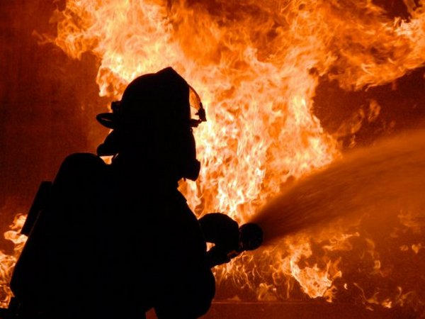 В Покровске спасатели вытащили мужчину из горящего дома