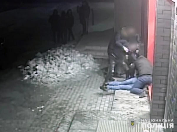 Подростки жестоко избили шахтера возле магазина в Покровске