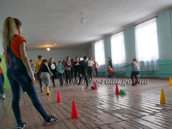Для школьников Украинска проводят занятия по тимбилдингу