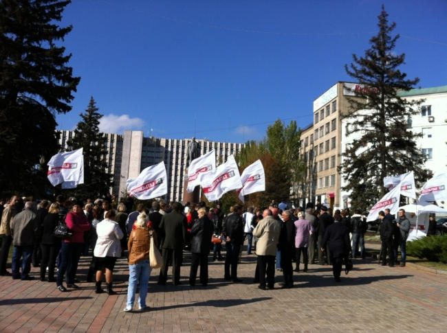 Марьинские фермеры открыто выступили против Партии регионов, осквернив их символику (фото + видео)