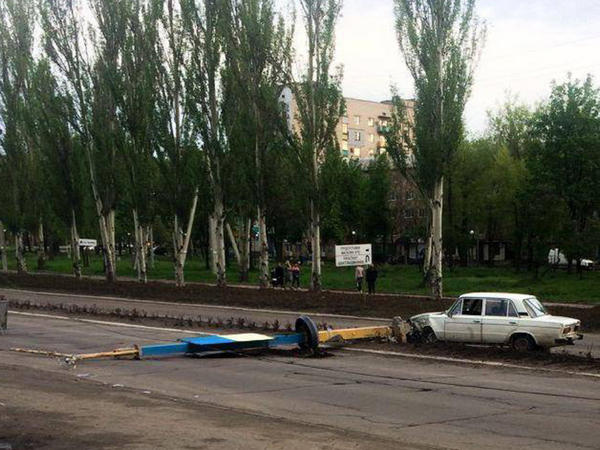 В Покровске пьяный водитель автомобиля врезался в столб