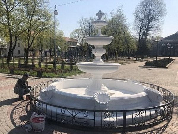 В Новогродовке продолжаются масштабные работы по благоустройству города