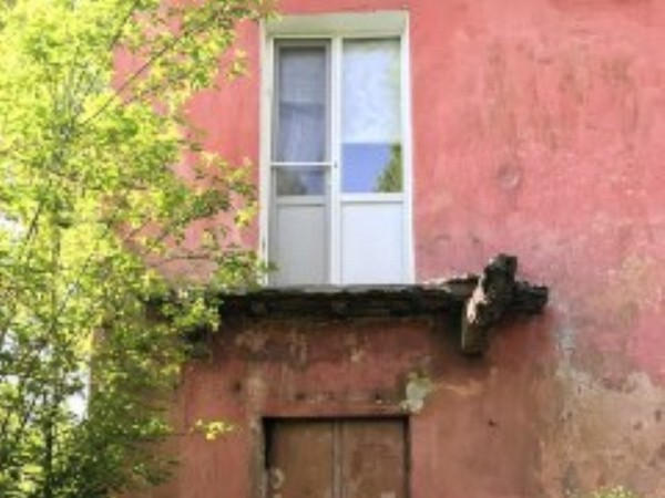 В результате обрушения балкона в Украинске женщина получила тяжелые травмы