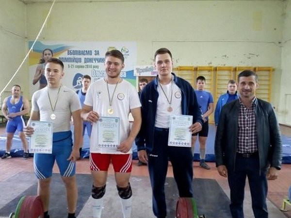 Тяжелоатлеты из Новогродовки завоевали два «золото» и «бронзу» на чемпионате Донецкой области