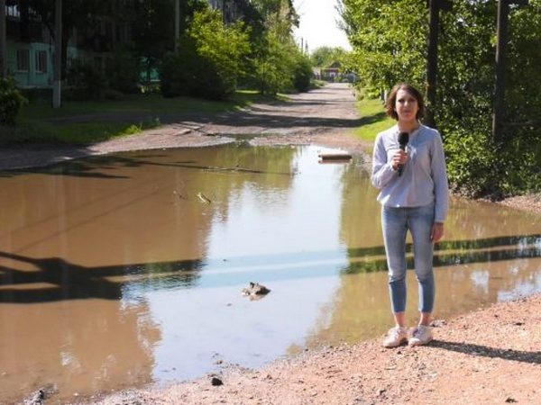 В ямах на дорогах Мирнограда застревают автомобили