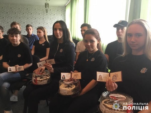 Новогродовским школьникам вручили удостоверения участников «Лиги будущих полицейских»