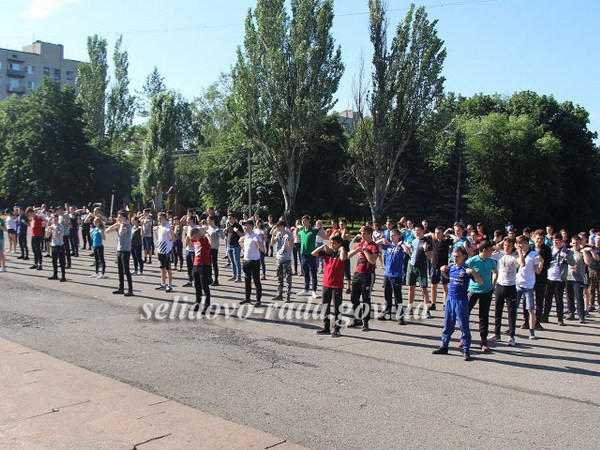 В Селидово около 150 студентов устроили зарядку на центральной площади города
