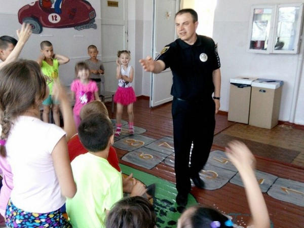 В Украинске детям устроили увлекательную встречу с полицейским