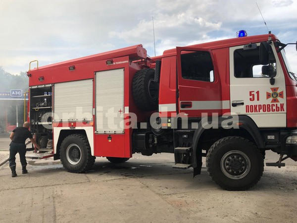 В Покровске вблизи автозаправочной станции загорелась СТО