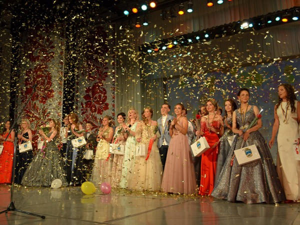 В Покровске прошел общегородской выпускной бал