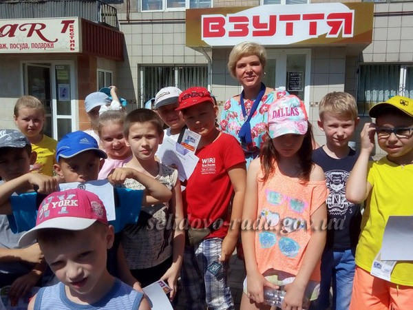 Селидовские школьники попробовали себя в роли продавцов обуви