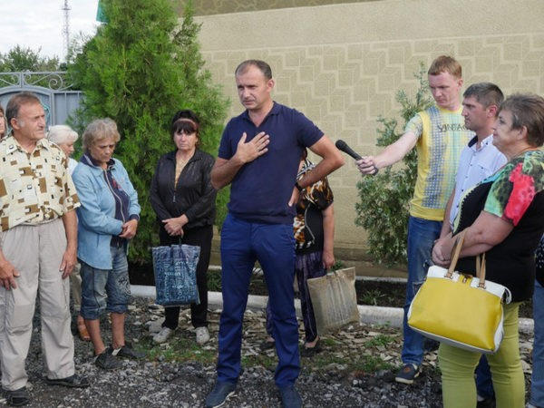 Земельный скандал в Курахово: мэр заверил, что садоводы смогут приватизировать свои участки, но только через полгода
