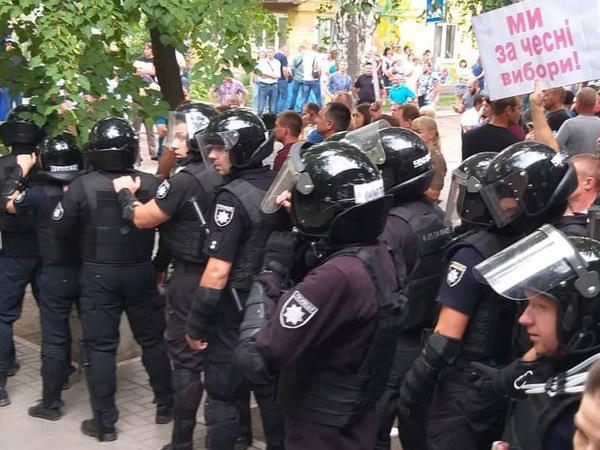 Митинг, шины и спецназ - в Покровске продолжается подсчет голосов избирателей
