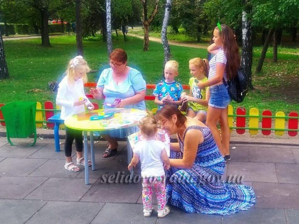 В Селидово для детей организовали книжную поляну