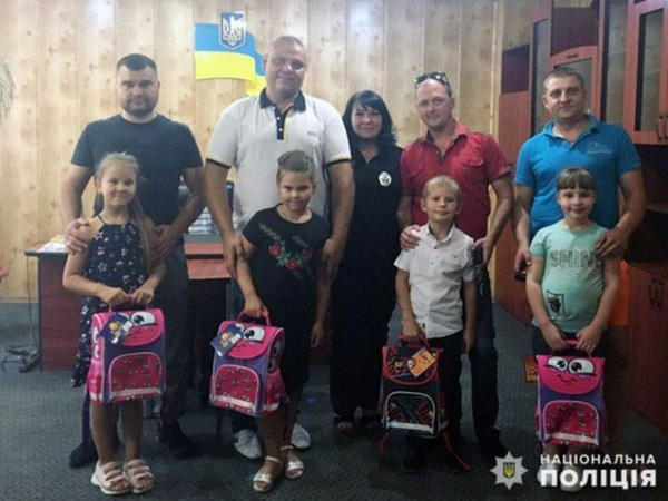 В Селидово дети полицейских пойдут в школу с новыми рюкзаками