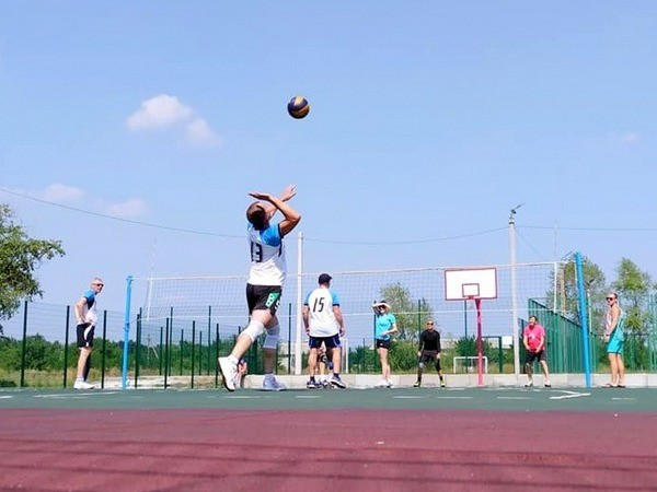 Команда из Горняка выиграла Открытый кубок Угледара по парковому волейболу