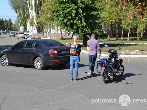 В центре Покровска не поделили дорогу скутер и автомобиль Skoda