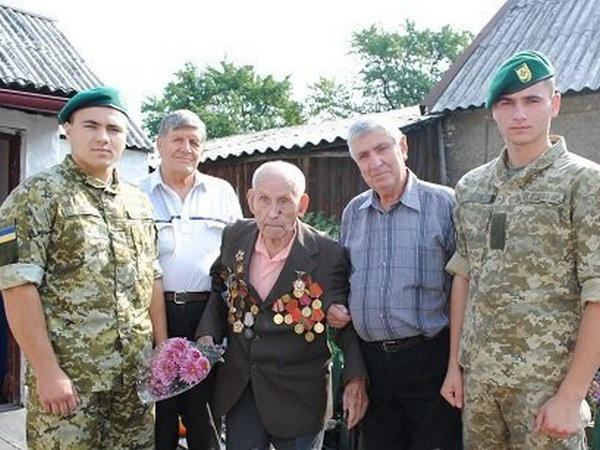 В Новогродовке чествовали ветеранов по случаю Дня освобождения Донбасса