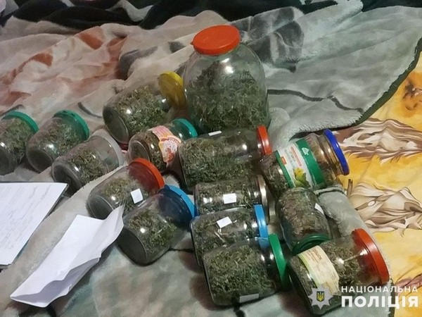 Житель Новогродовки хранил дома 16 банок с наркотиками