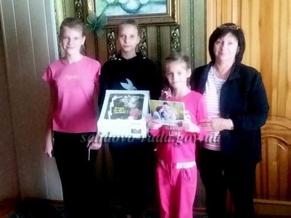 В честь Дня усыновления семьи из Селидово, Горняка и Украинска получили подарки
