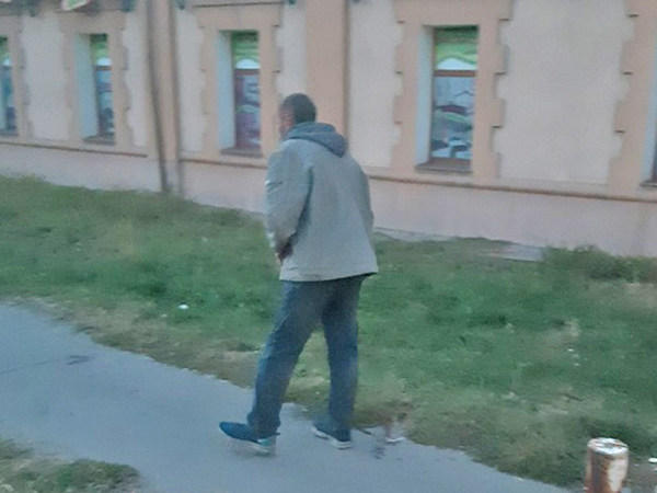 В Покровске на глазах у возмущенных жителей мужчина справил нужду прямо на улице