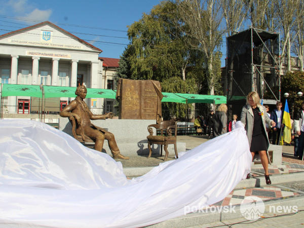 В Покровске торжественно открыли новую скульптурную композицию Тарасу Шевченко