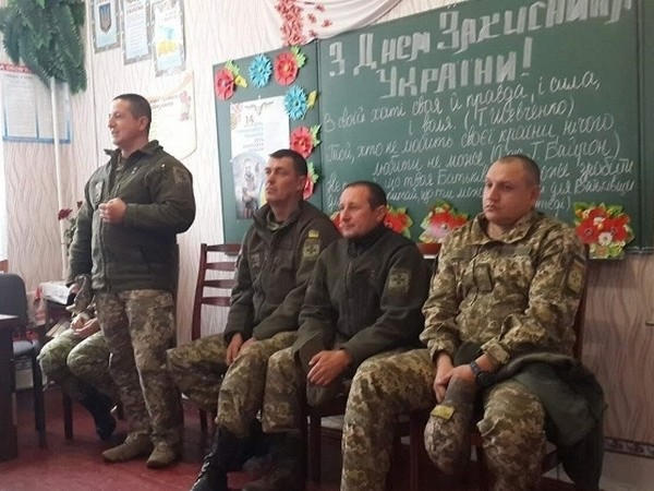 Военнослужащие рассказали горняцким школьникам о нелегких военных буднях