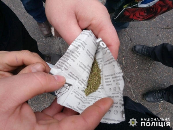 Полицейские изъяли у 22-летнего жителя Покровска наркотики