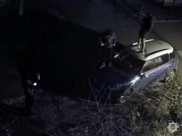 В Покровске подростки ради селфи повредили чужой автомобиль