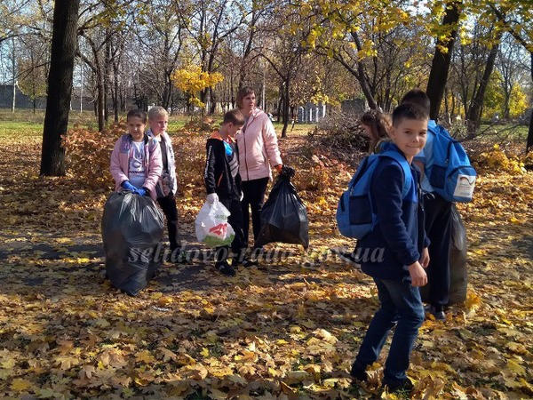 Благодаря гимназистам городской парк Селидово стал значительно чище