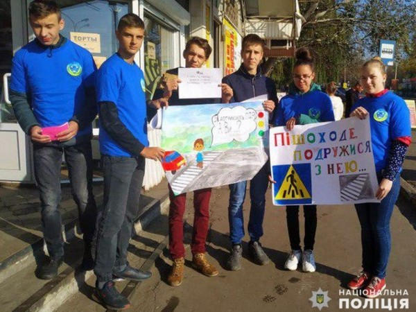 Жителей Селидово активисты учат правильно переходить дорогу