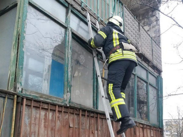 В Покровске, чтобы освободить женщину, которую запер внук, пришлось вызывать спасателей