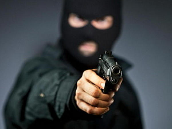 В Новогродовке парень с оружием в руках совершил дерзкое ограбление магазина