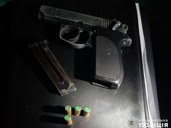 По Покровску разгуливал 20-летний парень с пистолетом