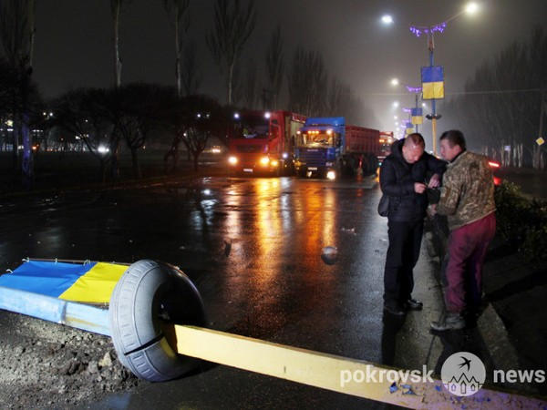 Эффект домино: в Покровске фура сбила столб, в который врезался другой автомобиль