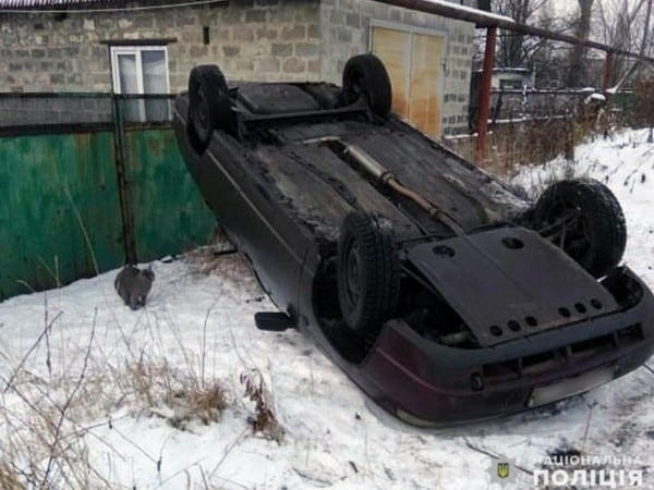 В Покровске 16-летний парень решил покататься на отцовском автомобиле и перевернулся на нем