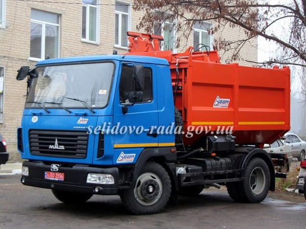 В Селидово появился новый современный мусоровоз