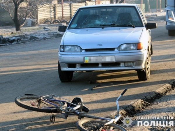 В Покровске 10-летний велосипедист по пути в школу попал под колеса автомобиля